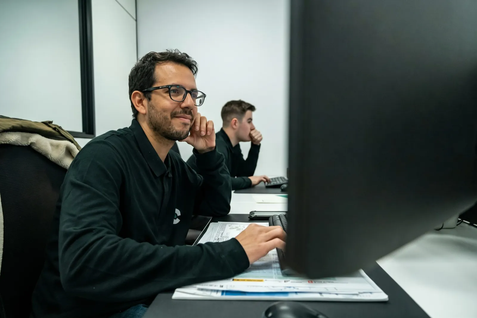 Analista de cartera trabajando en su escritorio